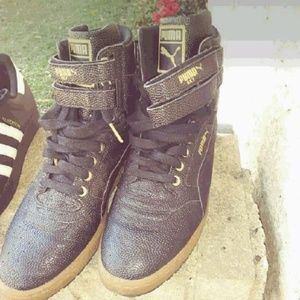 Pumas size 9 ostrich-skin great condition